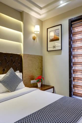Cama o camas de una habitación en HOTEL OAK PLAZA - In-House Restaurant and Parking Near Connaught Place
