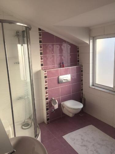 A bathroom at Safa Apartment