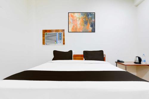 Кровать или кровати в номере Hotel O Sector 62 Faridabad
