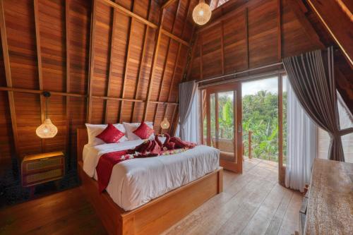 ein Schlafzimmer mit einem Bett in einem Zimmer mit Holzwänden in der Unterkunft Belangga Cottage in Nusa Penida
