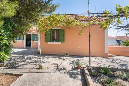 Το κτήριο όπου στεγάζεται  the country house