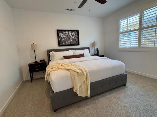 Un dormitorio con una cama grande y una ventana. en Joyhouse, en Visalia