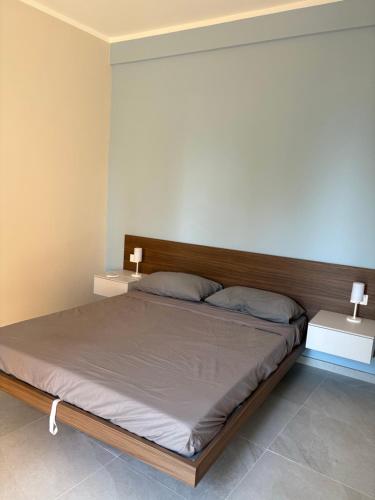 Un dormitorio con una cama grande con dos mesitas de noche. en Blue Residence - Spettacolare casa a Pieve Ligure, en Pieve Ligure