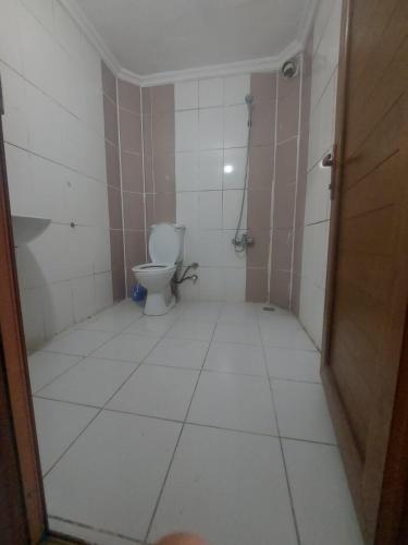 a bathroom with a toilet and a tiled floor at Paradıse lost otel in Degirmen