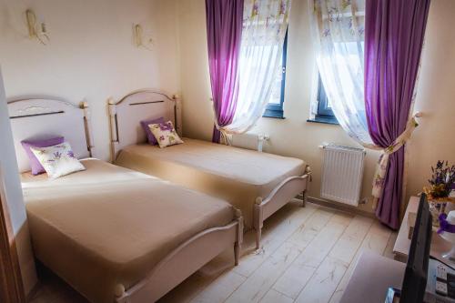 A bed or beds in a room at Pensiunea Agroturistica Floare de Camp
