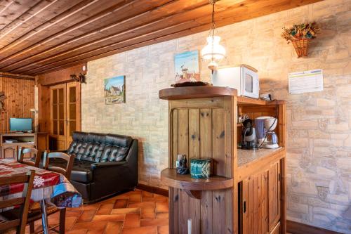 - un salon avec un canapé et un four micro-ondes dans l'établissement Appartement Atypique, à La Bresse