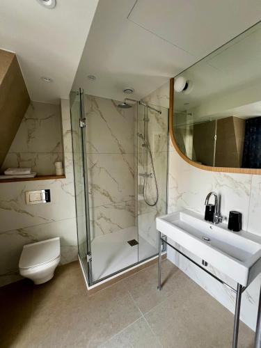 une salle de bain avec un lavabo, une douche et des toilettes dans l'établissement Amiral-Fondary, à Paris