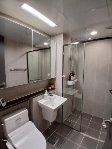 Un baño con inodoro, ducha y lavabo. en Nani Land, en Busan