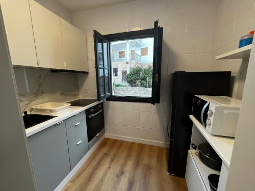 Una cocina o zona de cocina en Alojamiento Luna, balcón parking y relax
