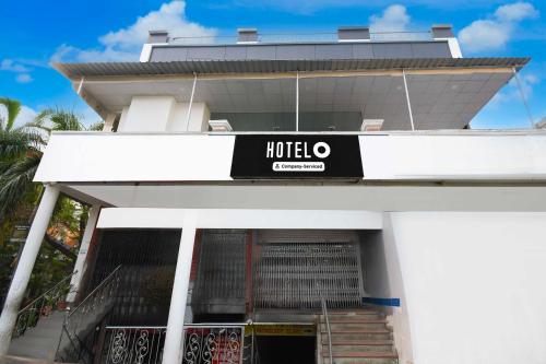 a building with a sign that reads motel at Hotel O Vrindavan Yojna Lucknow in Lucknow