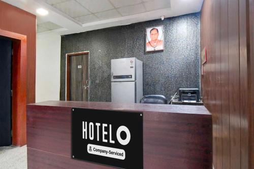 a hotel counter in an office with a refrigerator at Hotel O Vrindavan Yojna Lucknow in Lucknow