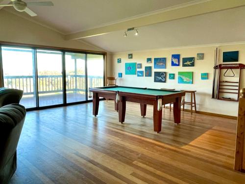 sala de estar con mesa de billar en el suelo de madera en Bayview Heights, en Kingscote