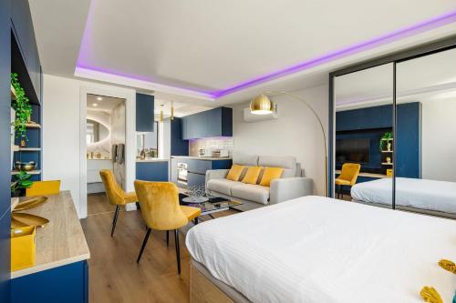 une chambre d'hôtel avec un lit et un salon dans l'établissement l'instant Bleu Port nature, au Cap d'Agde