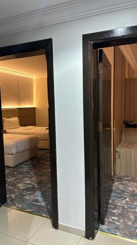 a mirror in a room with two beds at راحتي للشقق المخدومة in Taif