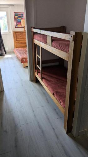 une chambre avec deux lits superposés dans une pièce dans l'établissement Résidence Rond-point-pistes I - Maxi studio 4 pers. n°46A le rond point des pistes 1 centre station MAE-7364, à Orcières