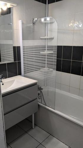 une salle de bain avec une douche en verre et un lavabo dans l'établissement Résidence Rond-point-pistes I - Maxi studio 4 pers. n°46A le rond point des pistes 1 centre station MAE-7364, à Orcières