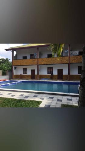 Kolam renang di atau dekat dengan Snapper guste house