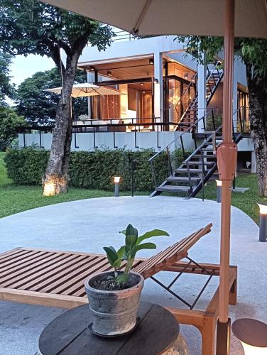 Ein Garten an der Unterkunft Chompor MaeWang ฌอมภอ