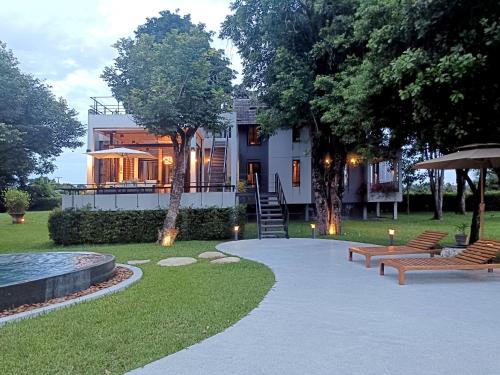 Ein Garten an der Unterkunft Chompor MaeWang ฌอมภอ