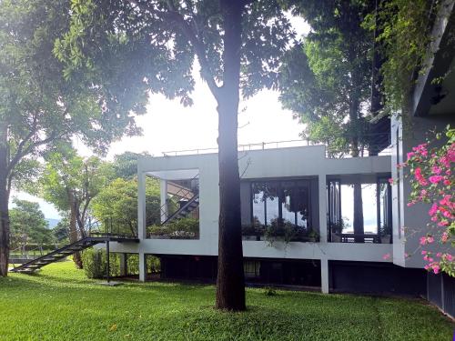Ein Garten an der Unterkunft Chompor MaeWang ฌอมภอ