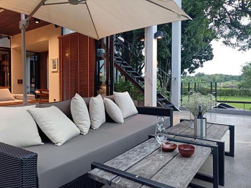 Ein Balkon oder eine Terrasse in der Unterkunft Chompor MaeWang ฌอมภอ