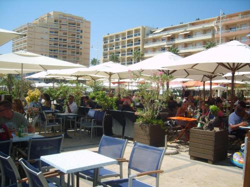 CANET Plage appartement vue latérale mer, 1 chambre , WIFI, climatisation, parking sécurisé couvert