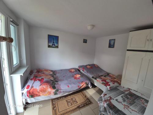 Posteľ alebo postele v izbe v ubytovaní Dom Bursztynek - domek (sad)