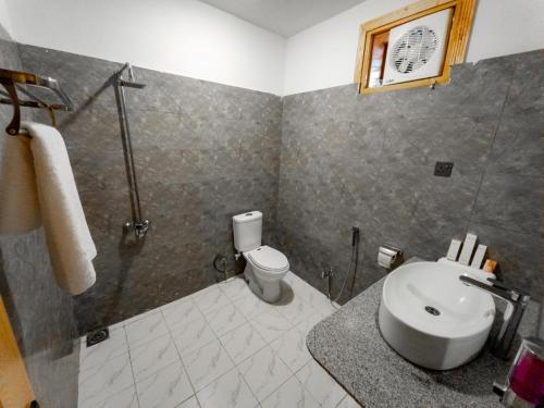 Ein Badezimmer in der Unterkunft Apex Hotels and Resorts Skardu