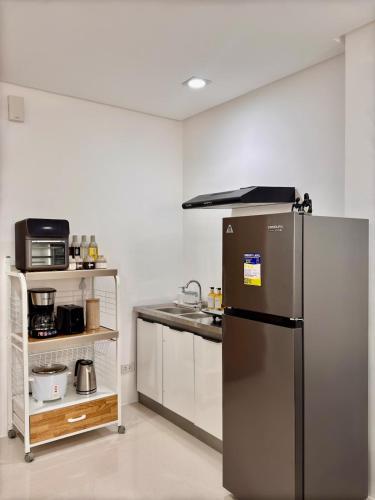 Dapur atau dapur kecil di 1BR with Pool at One Pontefino Tower, Batangas City