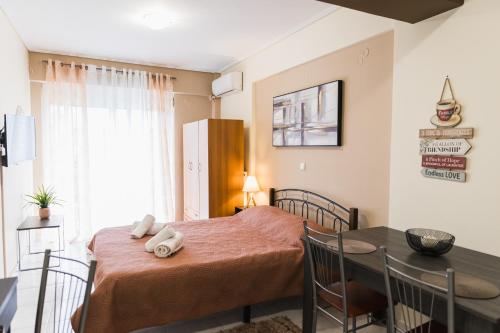 Ένα ή περισσότερα κρεβάτια σε δωμάτιο στο Sparta View Apartments Iridas Studio B3