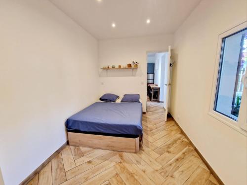 a small bedroom with a bed and a window at Appartement, terrasse plage, Mmm in Antibes