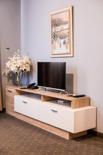 Wellness&Spa Hotel Astoryaにあるテレビまたはエンターテインメントセンター
