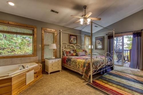 une chambre avec un lit et une baignoire et un lit sidx sidx sidx sidx dans l'établissement Timberwinds 1804, à Gatlinburg