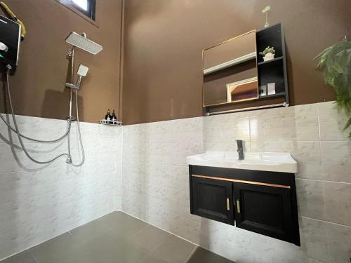 un bagno con lavandino e doccia di Bergen Resort Khon Kaen a Khon Kaen