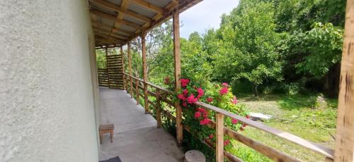 Un balcón o terraza de გიოს ქოხი