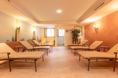 an empty waiting room with chairs and tables at Alpenpension Pfurtscheller in Neustift im Stubaital