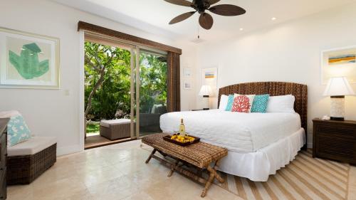 ワイコロアにあるHALE OHONU Stylish 3BR Detached Home Close to KaMilo Poolsの白いベッドと窓のある寝室