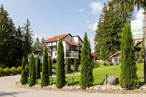 Сад в Eden Grand Resort