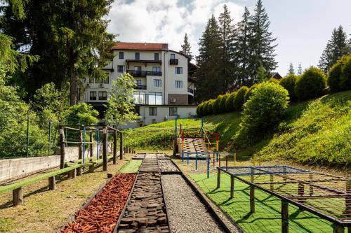 Сад в Eden Grand Resort