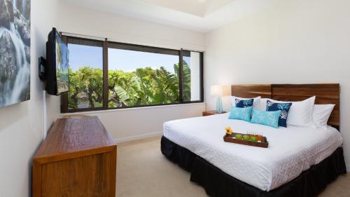 Ένα ή περισσότερα κρεβάτια σε δωμάτιο στο OCEAN POINT Elegant 2BR Mauna Lani Point Home with Golf View