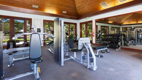 Fitness centrum a/nebo fitness zařízení v ubytování PARADISE AWAITS Idyllic 4BR Single-Level KaMilo Home with Private Pool
