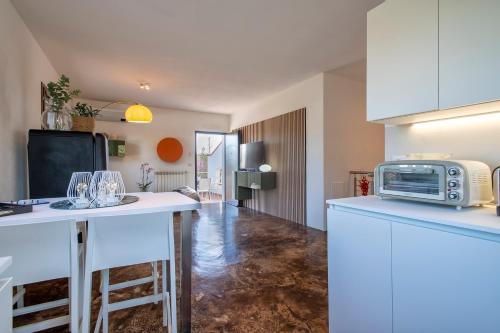 Η κουζίνα ή μικρή κουζίνα στο SARDINIA RE - Villa Fioretta Flowers Apartments