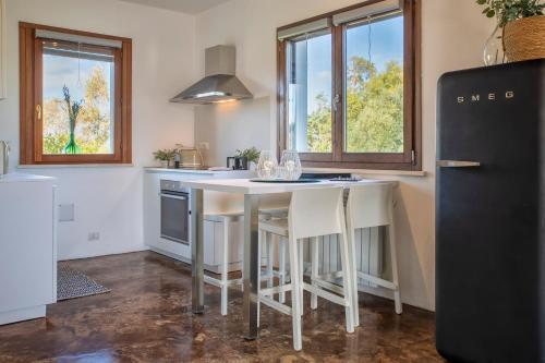 Η κουζίνα ή μικρή κουζίνα στο SARDINIA RE - Villa Fioretta Flowers Apartments