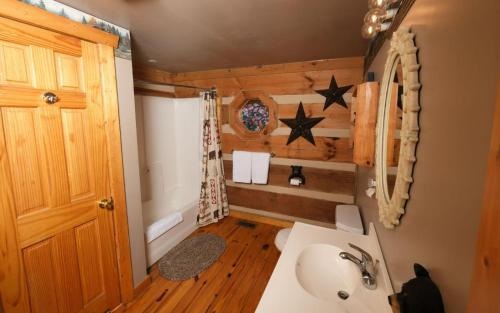 Et badeværelse på Sweet Annie - Mountain Views, Pool Table, Arcades + Outdoor Hot Tub