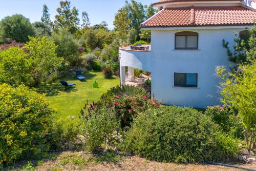 Κήπος έξω από το SARDINIA RE - Villa Fioretta Flowers Apartments