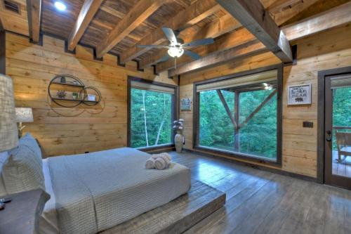 Una cama o camas en una habitación de Your Happy Place - Rustic lodge vibes meet luxurious modern amenities