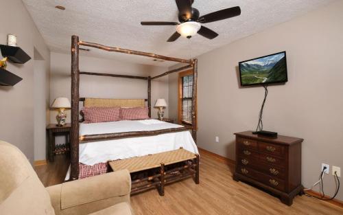 ガトリンバーグにあるSugar Hollowのベッドと天井扇風機のある寝室