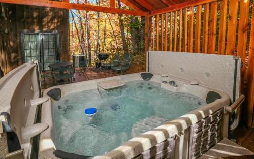ガトリンバーグにあるSugar Hollowの家の裏にあるホットタブ