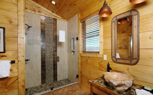 Ένα μπάνιο στο Holly Ridge Hideaway