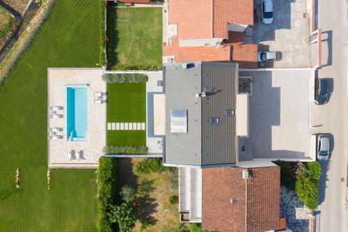 an overhead view of a house with a roof at Valbrione - Luxury Rooms & Suites in Valbandon